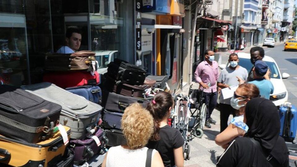 Havalimanında unutulan eşyalar satışa sunuldu