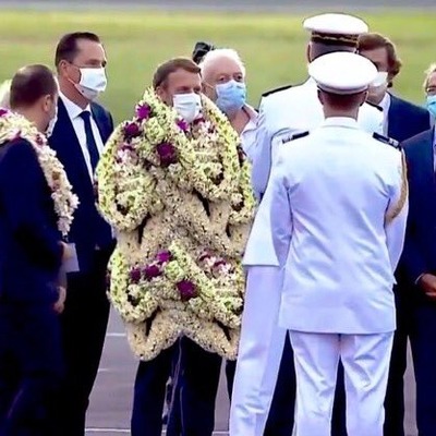 Macron'un zor anları! Karşılama töreninde neye uğradığını şaşırdı!
