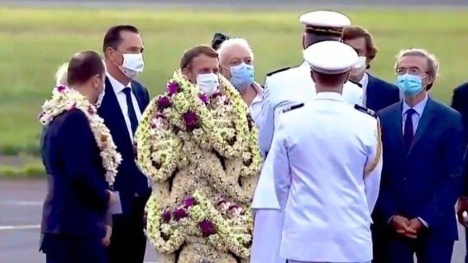 Macron'un zor anları! Karşılama töreninde neye uğradığını şaşırdı!