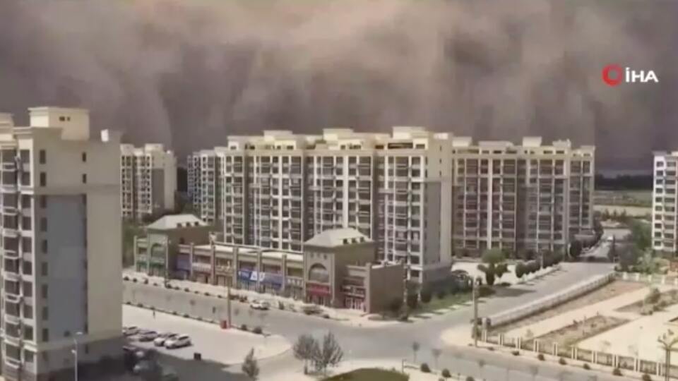 Çin'i kum fırtınası vurdu