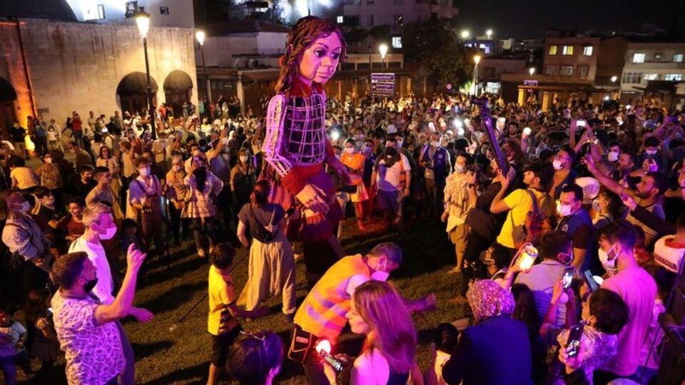 Kukla Amal'ın İngiltere yolculuğu başladı