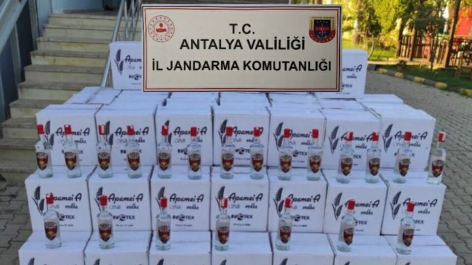 Alanya'da bir otelde 1800 litre sahte alkol ele geçirildi