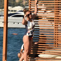 Arkadaşına poz verdi