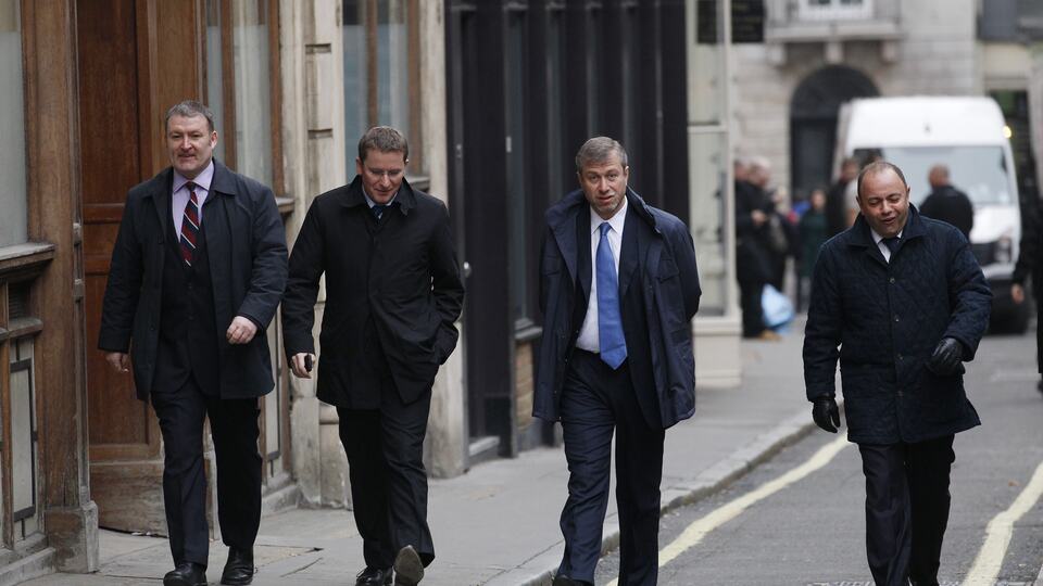 Putin kitabının yazarı, milyarderlerle mahkemelik