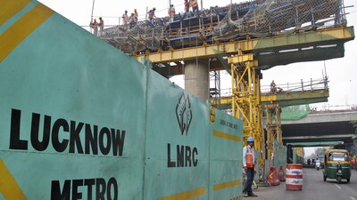 Hindistan'da yol kenarında uyuyan işçilere kamyon çarptı