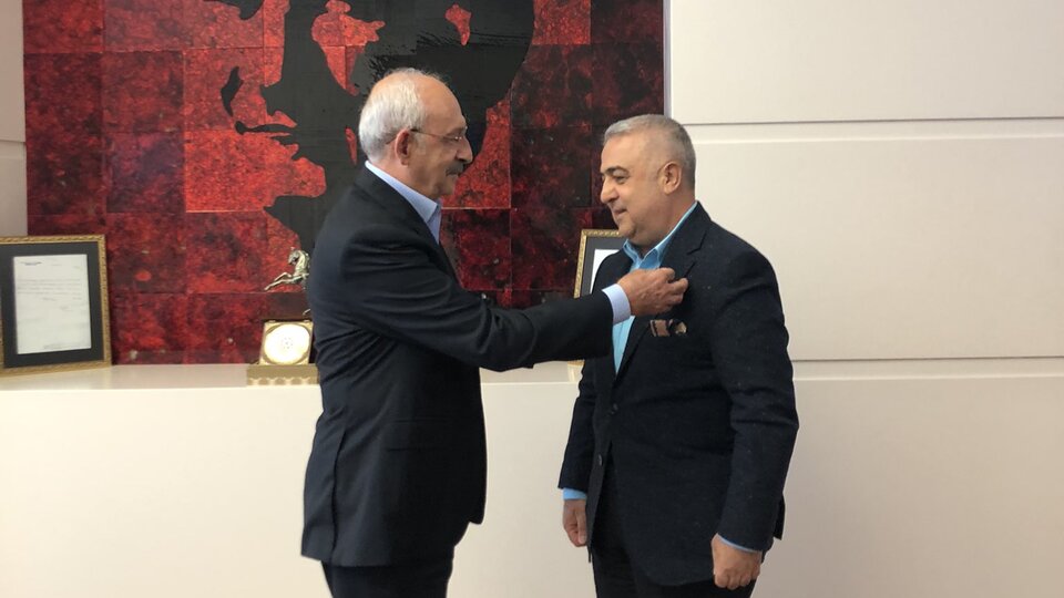 Eski AK Partili vekil CHP'ye katıldı