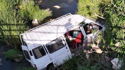 İşçileri taşıyan minibüs dereye uçtu!