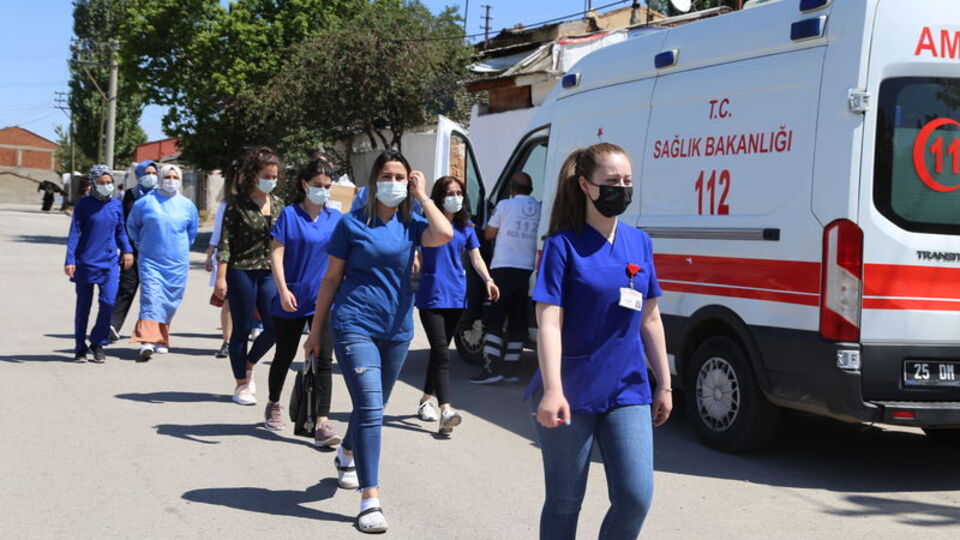 Sağlık ekiplerinin evlerde "çat kapı" aşı mesaisi