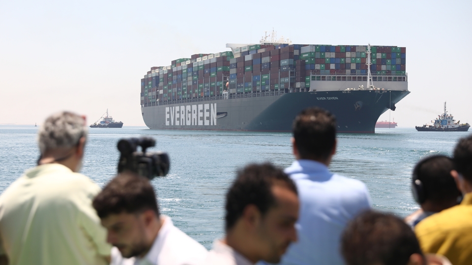 "Ever Given" gemisi Rotterdam'a vardı