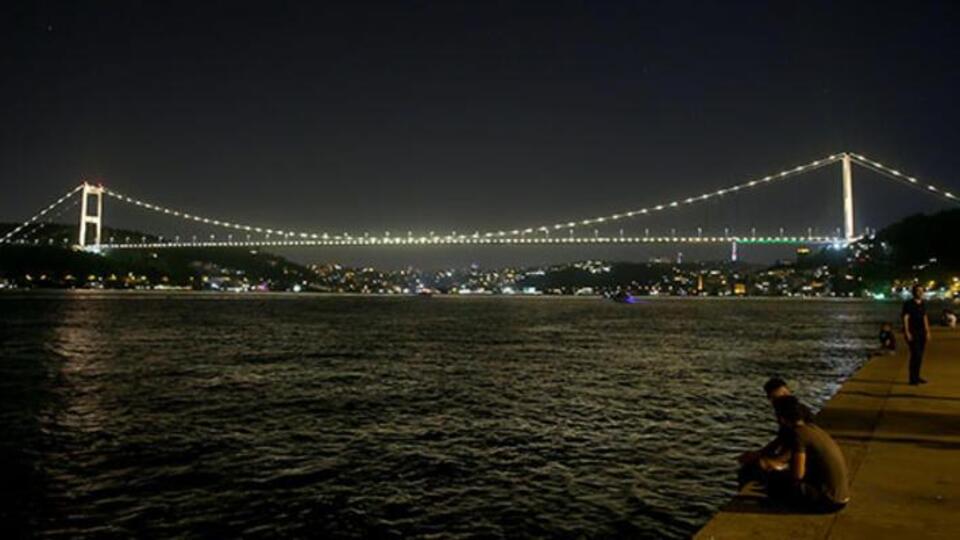 İstanbul'un simge noktaları, Dünya Hepatit Günü için ışıklandırıldı