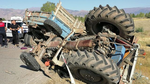Erzincan'da feci kaza: Ölü ve yaralılar var