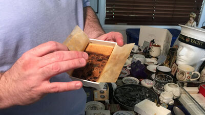 40 yıl saklanan pasta satışa çıkıyor... Bakın kime ait!