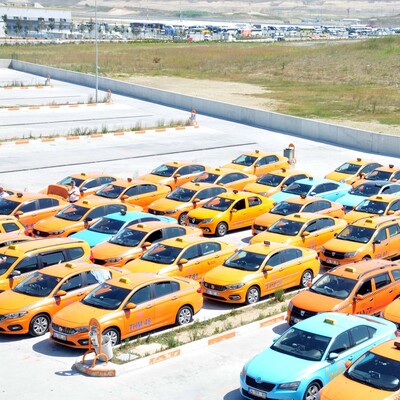 Havalimanında 300 taksi yine bağlandı