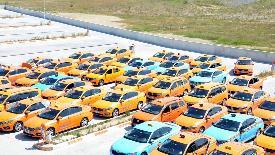 Havalimanında 300 taksi yine bağlandı