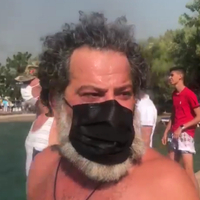 Ünlü oyuncu da turistlere yardım etmiş!