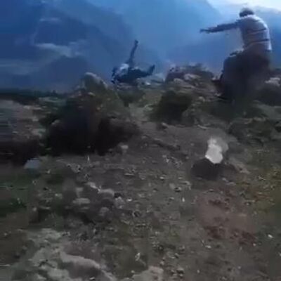 Korkunç! İşte 70 metrelik uçuruma düştüğü an