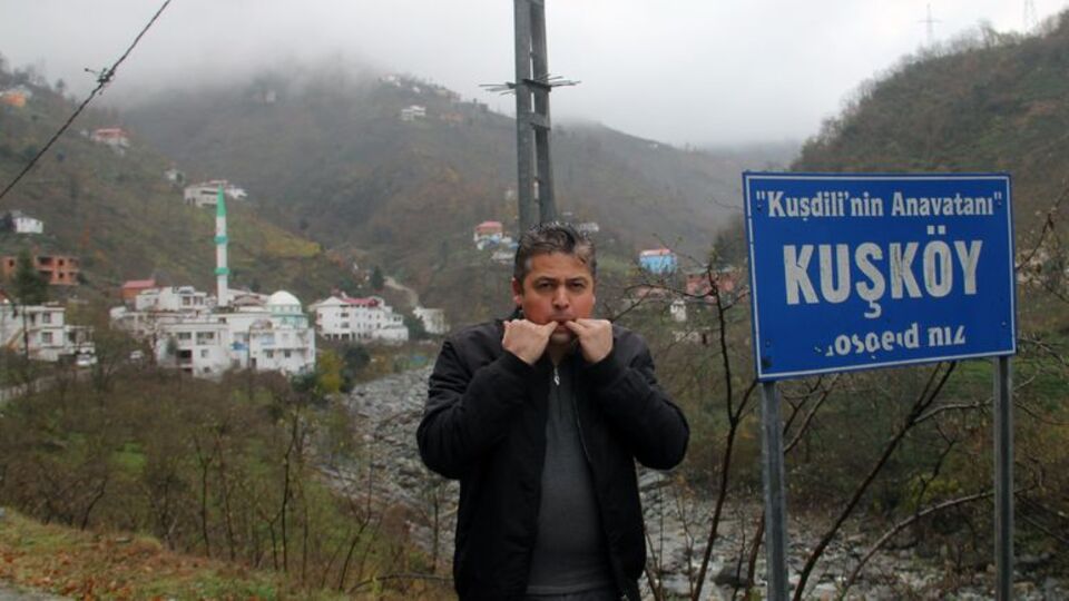 Islık dili ile türkü söyleyerek kutladılar