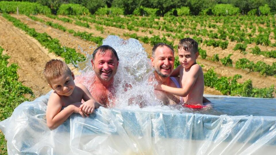 Denize gidemeyen çocukları için yaptı