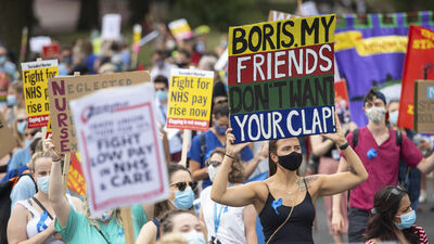 İngiltere'de sağlık çalışanları, zam teklifini protesto etti