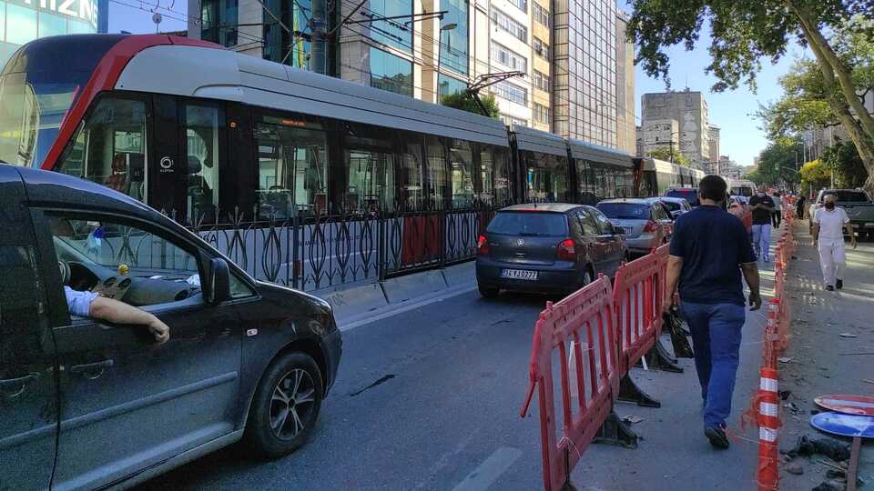 Raydan çıkan tramvay direğe çarptı!