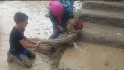 Sel felaketinde yürek yakan görüntü