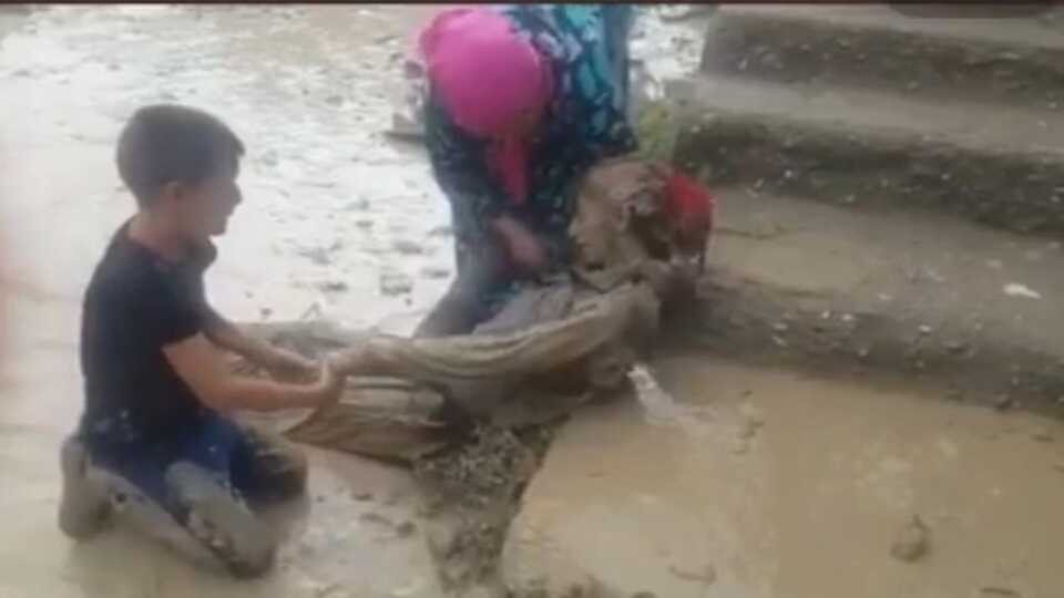 Sel felaketinde yürek yakan görüntü