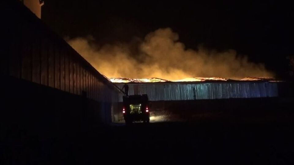 Fabrika yangınına müdahale sürüyor