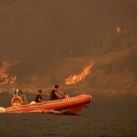 Alevler termik santrale ilerliyor