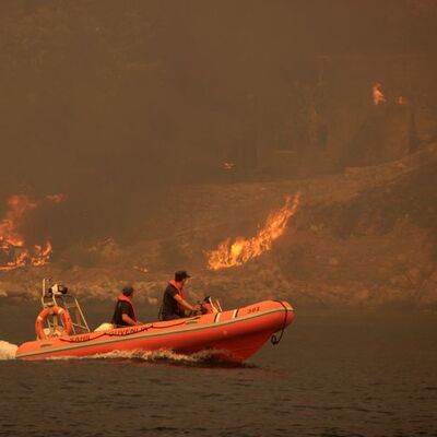Alevler termik santrale ilerliyor
