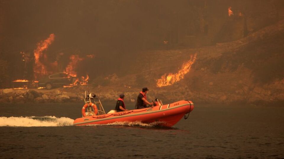 Alevler termik santrale ilerliyor