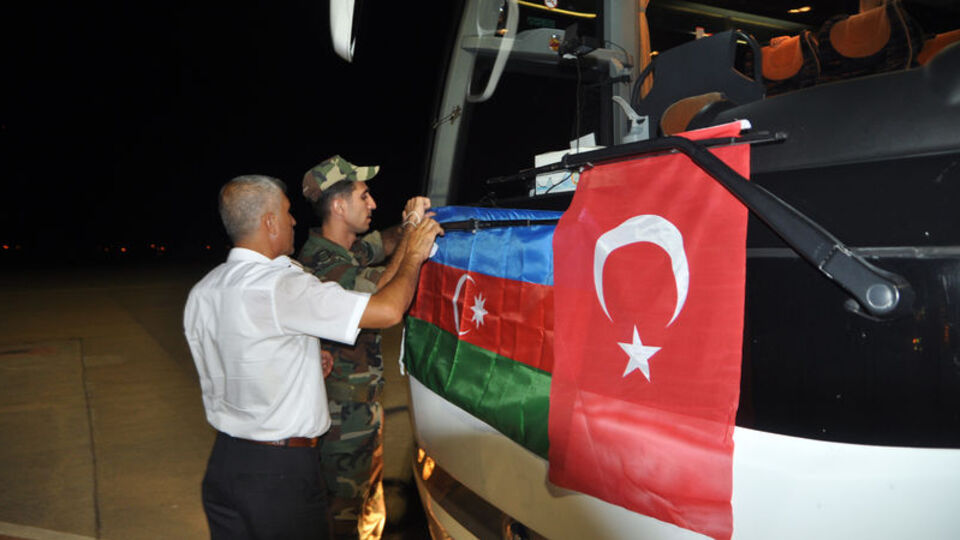 Azerbaycan'dan Türkiye'ye destek