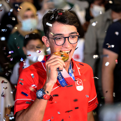 Mete Gazoz yurda döndü