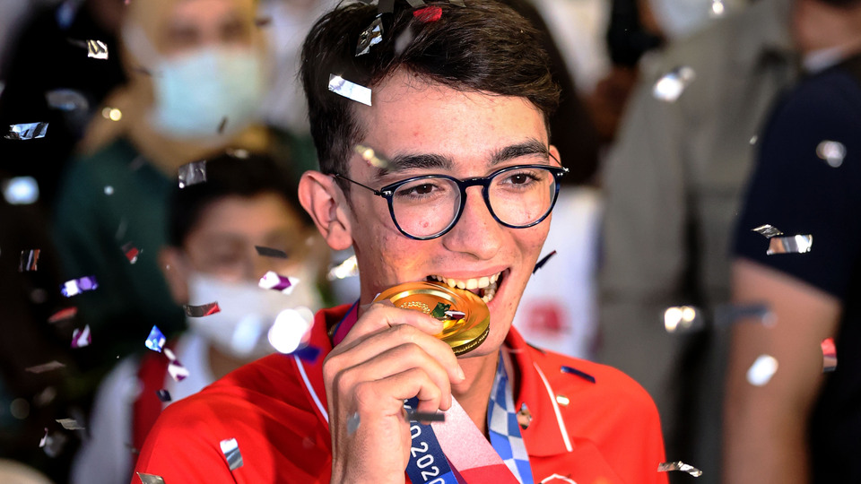 Mete Gazoz yurda döndü