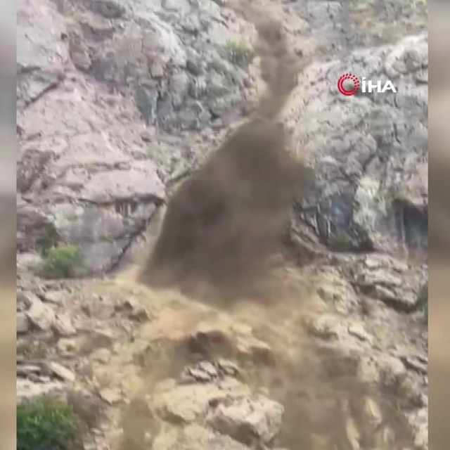 Hakkari-Van karayolunda toprak kayması