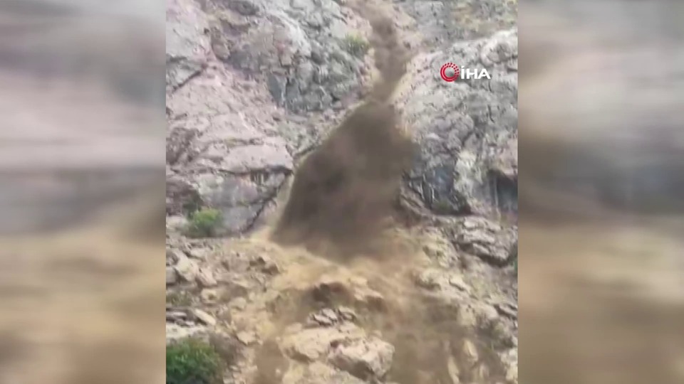 Hakkari-Van karayolunda toprak kayması