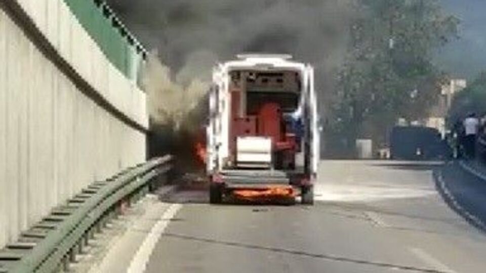 Görev yaptığı ambulans alev alınca gözyaşlarına boğuldu