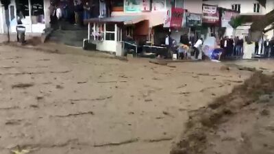 Başkale'yi sel vurdu! Araçlar sürüklendi