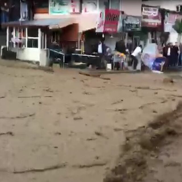 Başkale'yi sel vurdu! Araçlar sürüklendi