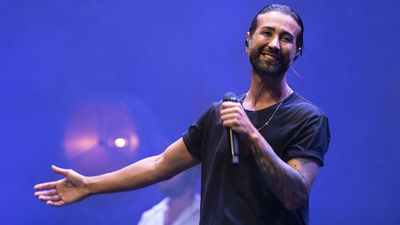 "Zor İşimiz Zor"u ilk kez seslendirdi