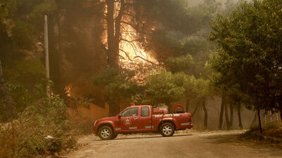 Yunanistan'daki yangın yerleşim yerlerini tehdit ediyor
