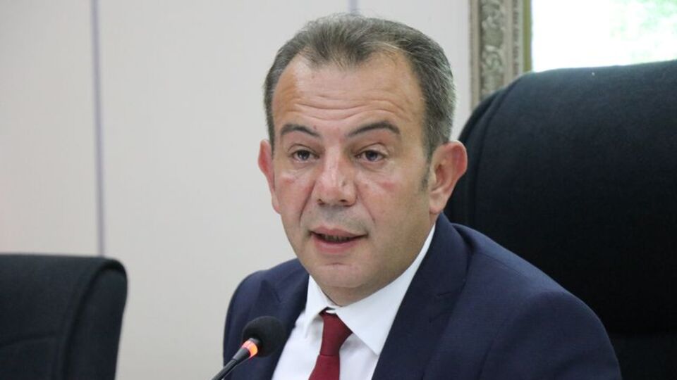 Tepki gösteren meclis üyelerine çay fırlattı