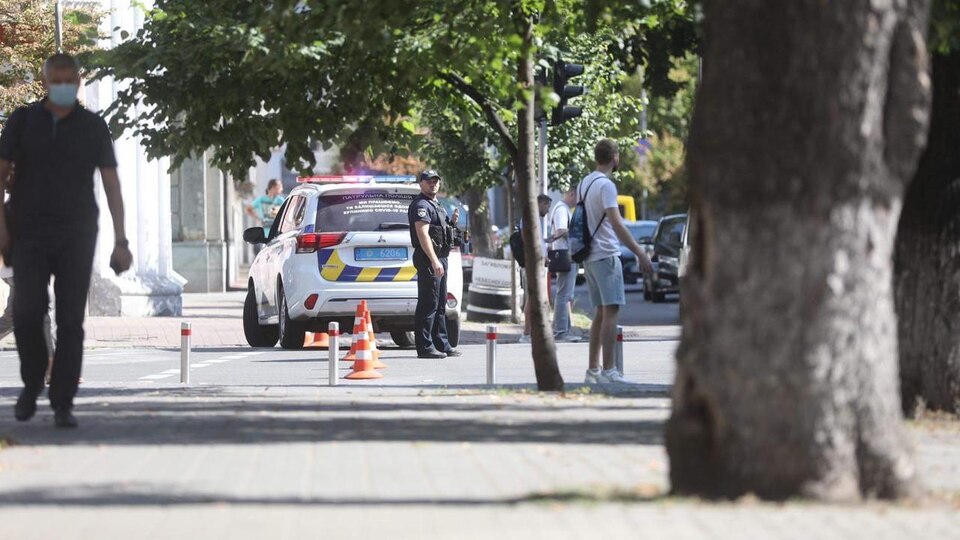El bombası ile hükümet binasına girdi!