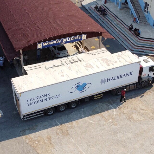Halkbank'tan yangın mağdurları için iki yardım tırı