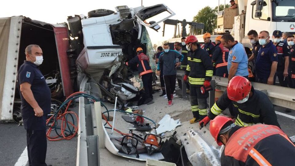 Devrilen TIR'ın ardından zincirleme kaza: 1 ölü, 5 yaralı