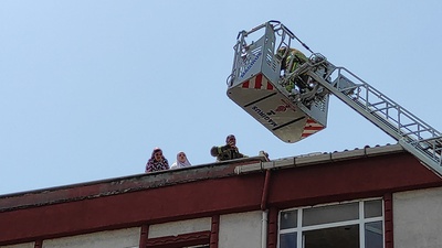 Dumanların arasında mahsur kaldılar!