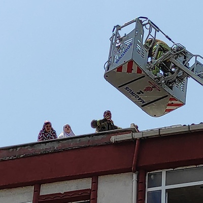 Dumanların arasında mahsur kaldılar!