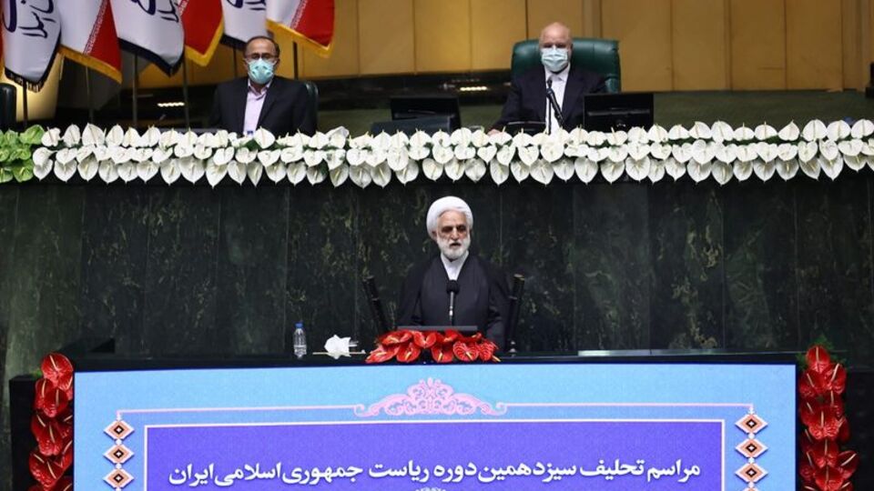 İran Cumhurbaşkanı yemin ederek göreve başladı