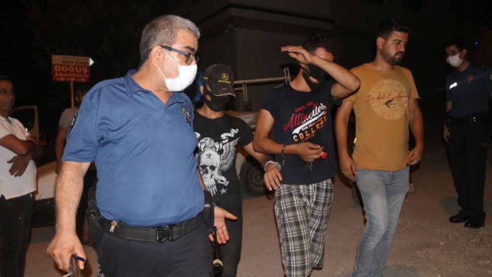 Hırsızlık şüphelileri ev sahibine yakalandı