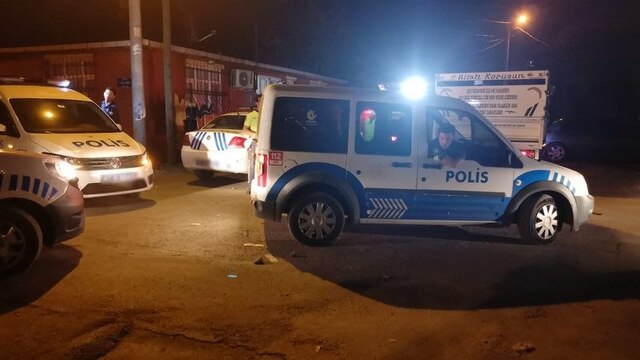 Çeşitli suçlardan aranıyordu, bira şişesiyle polislere saldırdı