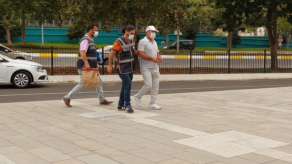 Eski eşini, kızının gözleri önünde öldürdü!